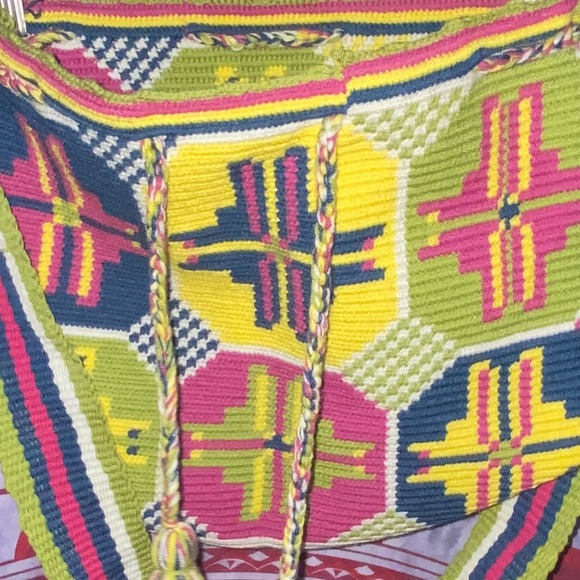 Handwoven Colorful Wayuu Mochila Bag - Picture 6 of 8